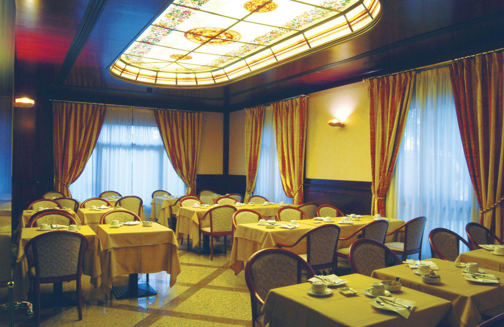 Hotel Falco D'Oro Tole Restoran gambar