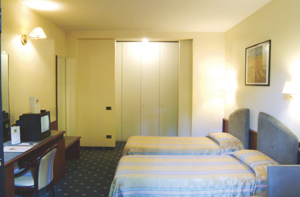 Hotel Falco D'Oro Tole Bilik gambar